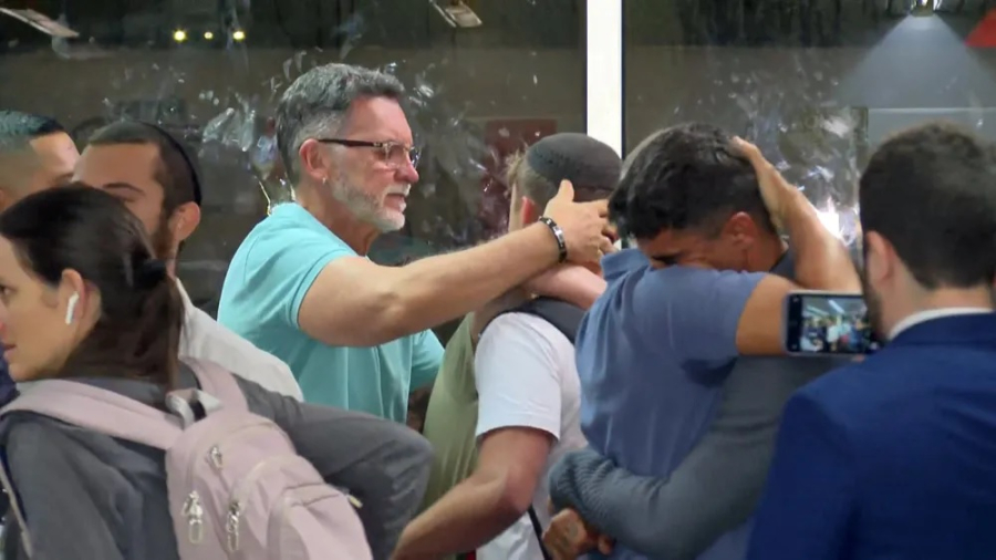 Avião desembarca com 214 brasileiros na rota da fuga de guerra