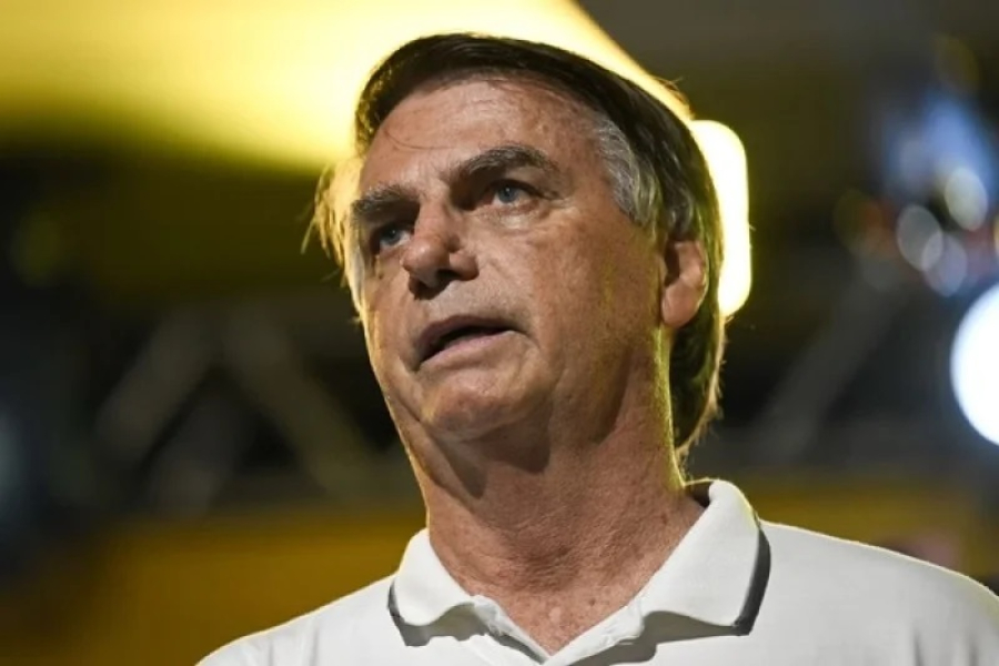 Após desconforto intestinal, Bolsonaro muda planos e é levado para SP