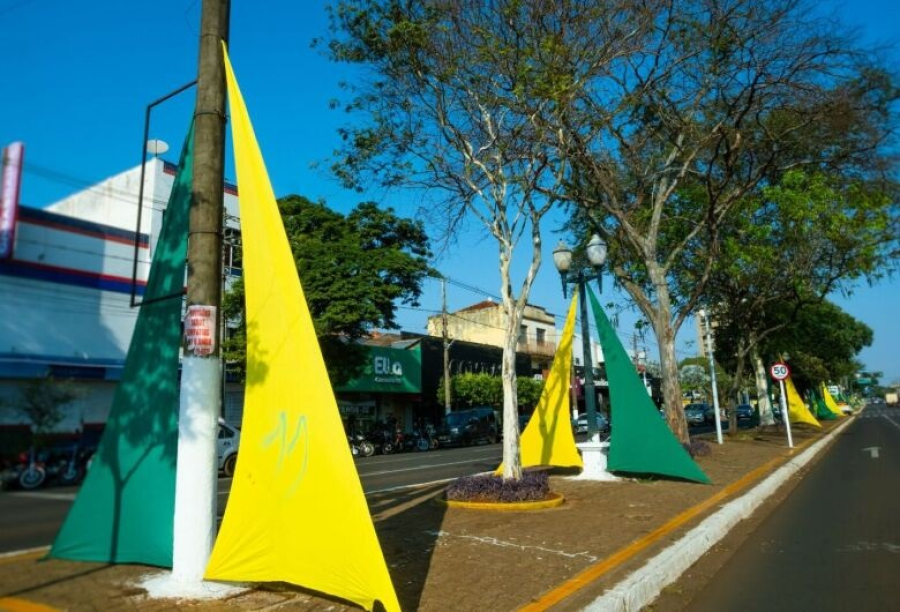 Flâmulas na decoração de Sete de Setembro são pichadas