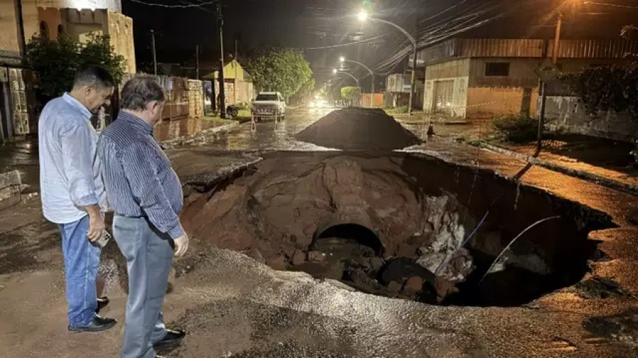 Chuva de 81 milímetros alaga bairros e abre cratera em avenida