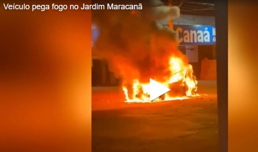 No cruzamento o carro é destruído pelo fogo