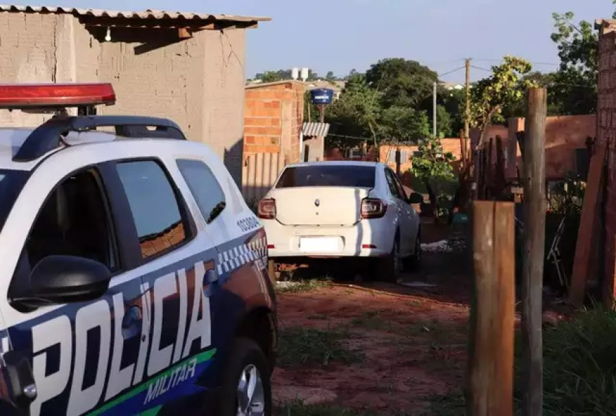 Com carro roubado, rapaz tenta fugir de abordagem e morre baleado