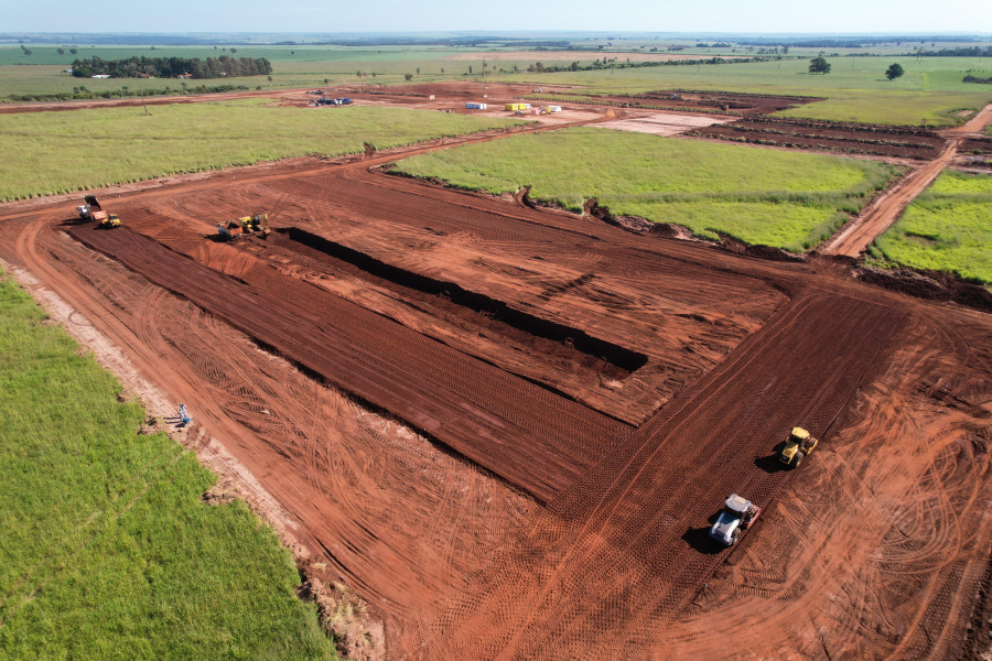 Começa a terraplanagem da indústria esmagadora  de soja da Copasul