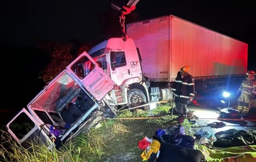 Batida entre carreta e van deixa nove pessoas mortas e 10 feridas na BR-251
