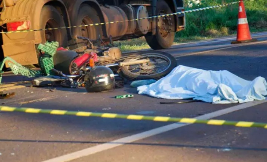 Motociclista morre ao bater em carro, cair e ser atropelado por caminhão 
